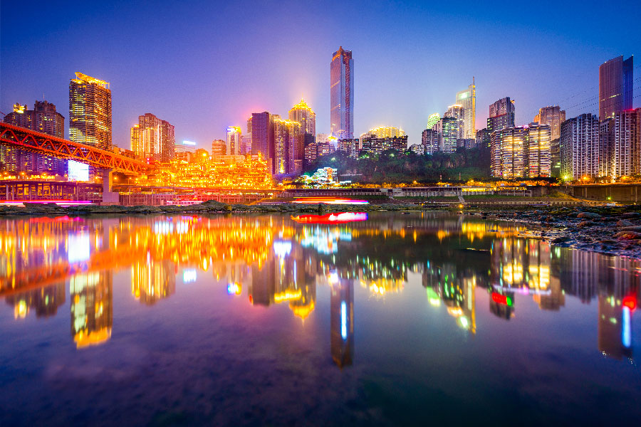 Edificios en Chongqing por la noche frente al agua