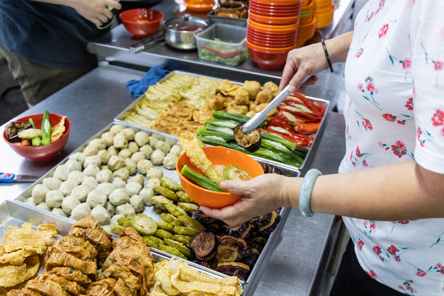Persona sirviendo comida callejera en China