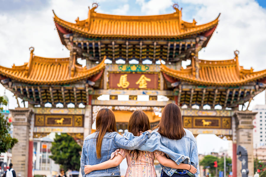 Familia viendo un templo chino