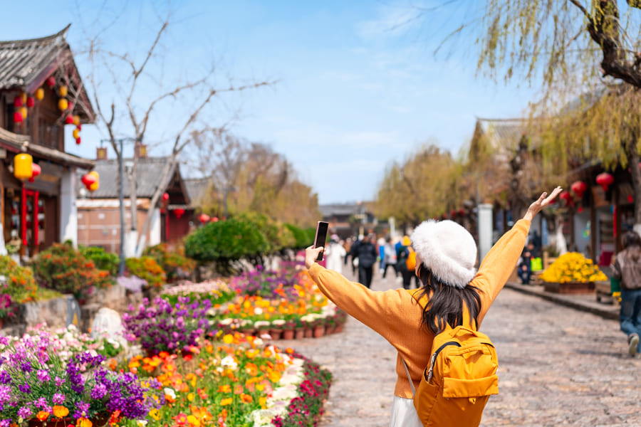 Mujer con mochila amarilla caminando por Yunnan, China